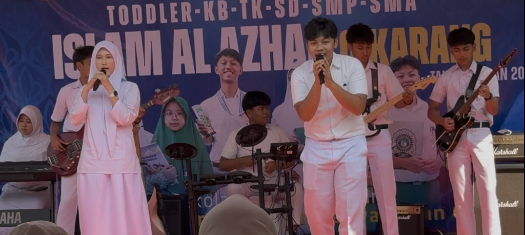 Pertunjukan band dari murid SMA Islam Al Azhar 22 Cikarang
