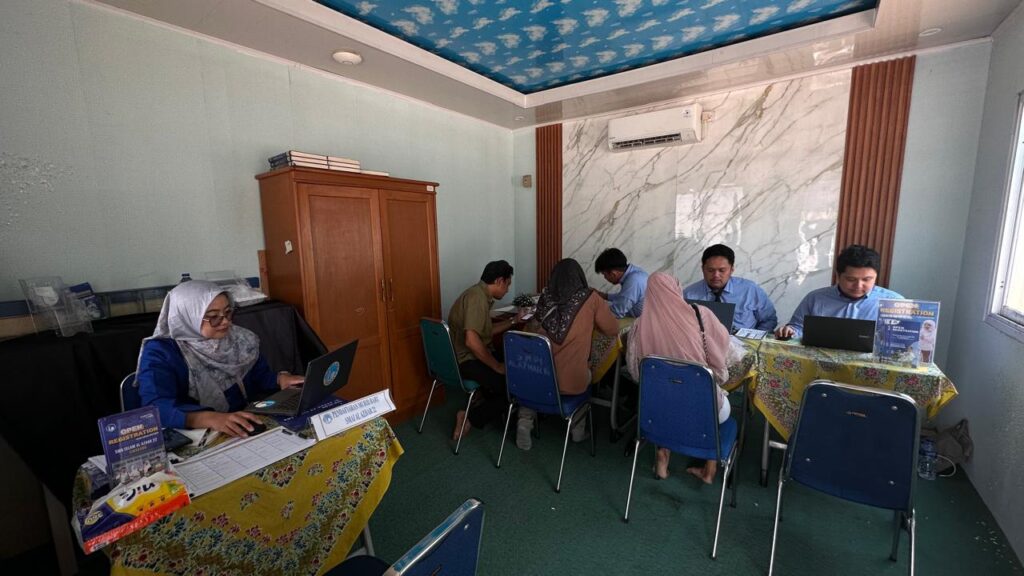 Antusias Orang Tua Murid mendaftarkan putra-putri mereka di Kantor Sekretariat PMB 2027/2028