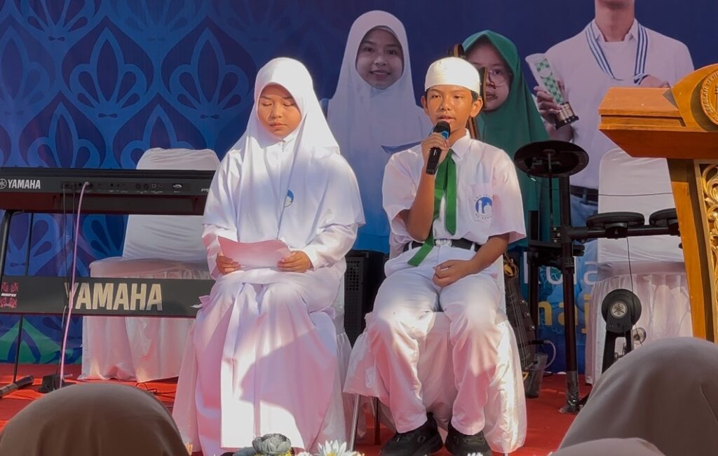 pembacaan ayat suci Al-Qur'an. Netro dan Nasya, murid SMP Islam Al Azhar 16 Cikarang