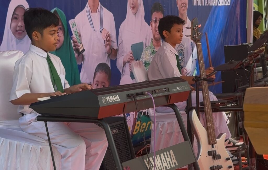 Solo vokal dengan membawakan dua lagu, yaitu See You Again dan Golden Hour.
