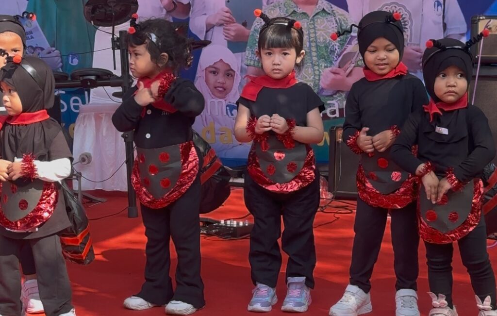 Tari Semut yang dibawakan oleh murid TK Islam Al Azhar 12 Cikarang.