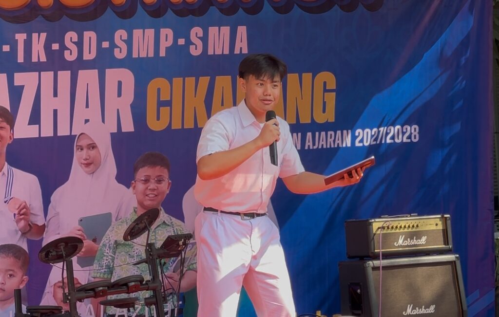 Rizal Syah Edward, murid SMA Islam Al Azhar 22 Cikarang, membawakan puisi berjudul “Sagu Ambon”.