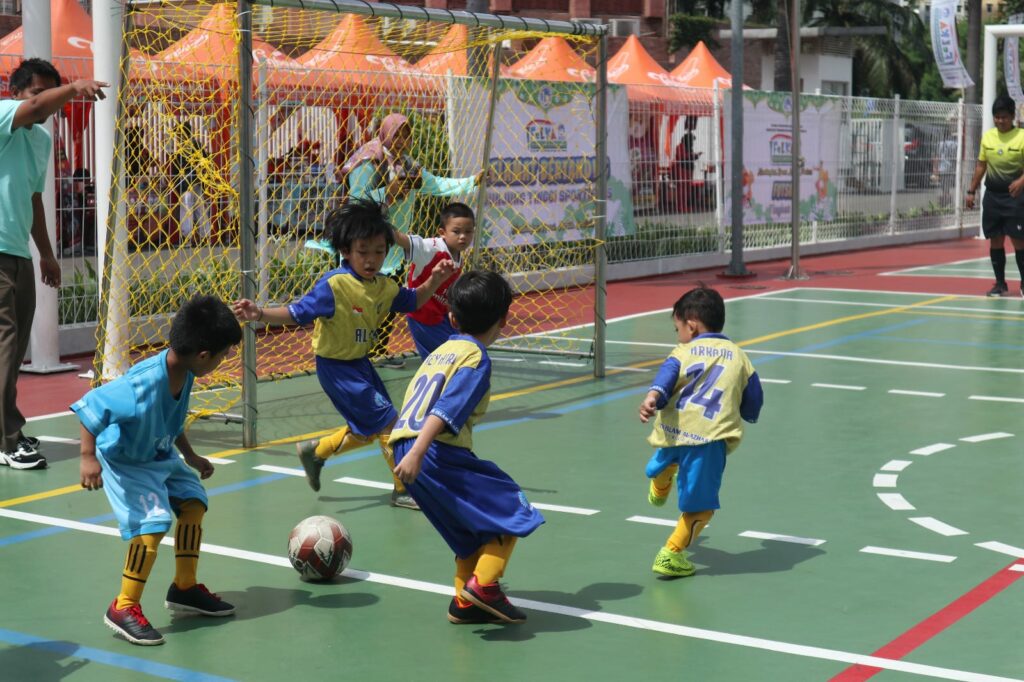 Potret murid TKIA 12 Cikarang yang sedang bermain futsal