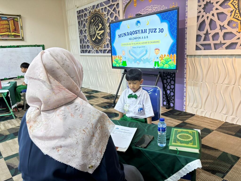 Murid laki-laki mengikuti Munaqosyah di TK Islam Al Azhar 12 Cikarang