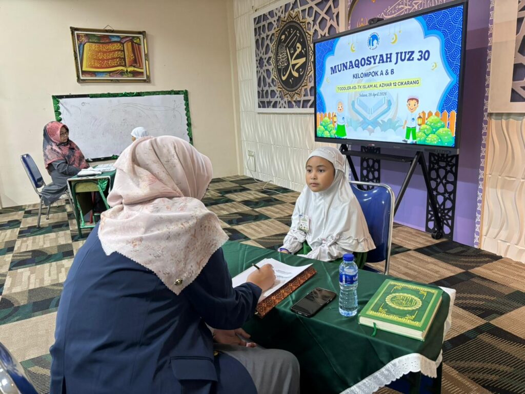 Murid perempuan di acara Munaqosyah TK Islam Al Azhar 12 Cikarang