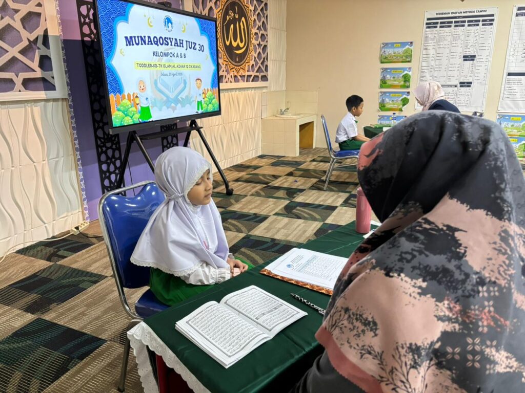 Murid perempuan di acara Munaqosyah TK Islam Al Azhar 12 Cikarang.