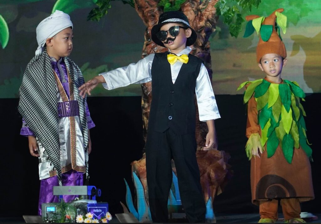 Tiga murid TK Al Azhar 12 Cikarang memerankan karakter unik dalam balutan kostum operet Sang Khalifah.