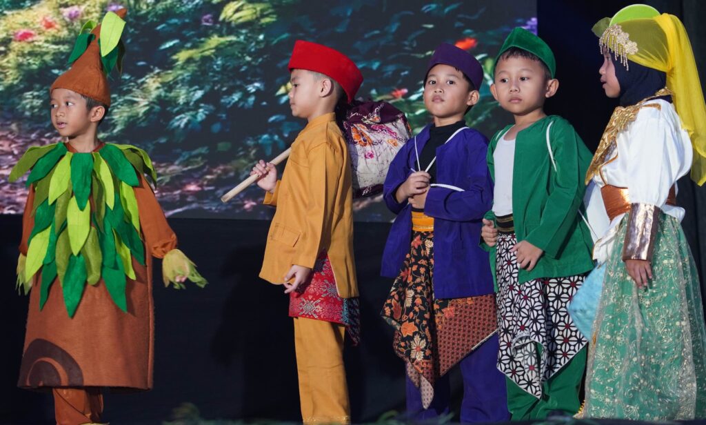 Penampilan teaterikal yang tidak hanya melatih keberanian, tetapi juga memperkenalkan keberagaman peran di masyarakat dan nilai-nilai menjaga lingkungan.