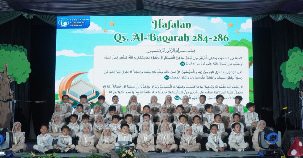 Puluhan murid TK Islam Al Azhar 12 Cikarang duduk bersila di atas panggung menampilkan hafalan Surah Al-Baqarah ayat 284-286.