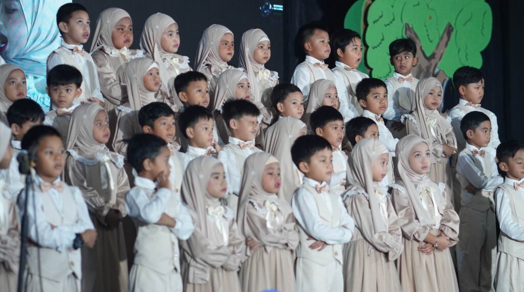 Kelompok paduan suara murid TK Islam Al Azhar 12 Cikarang mengenakan busana bernuansa krem.