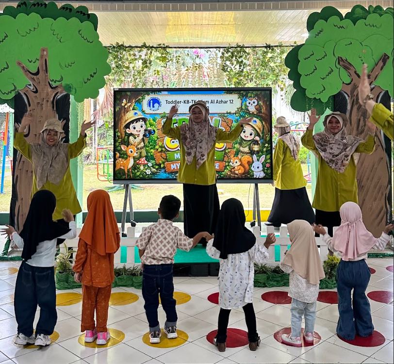 Keceriaan murid-murid saat mengikuti gerakan tari interaktif bersama guru di panggung pementasan. Pendekatan fun learning yang diterapkan membuat suasana belajar terasa menyenangkan dan ramah anak.