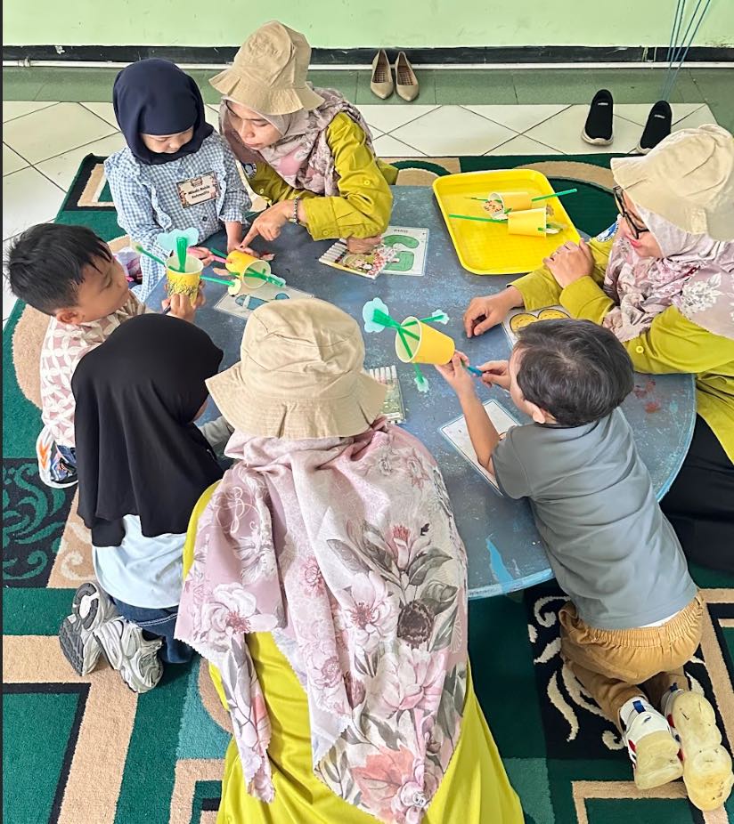 Murid TK Islam Al Azhar 12 Cikarang dibiasakan mandiri melalui kegiatan belajar yang aktif dan menyenangkan.
