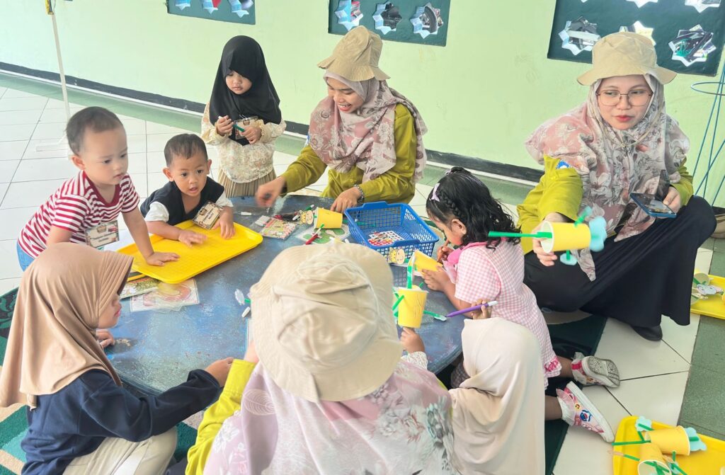 Murid-murid asyik membuat kerajinan tangan bersama guru selama kegiatan Trial Class.