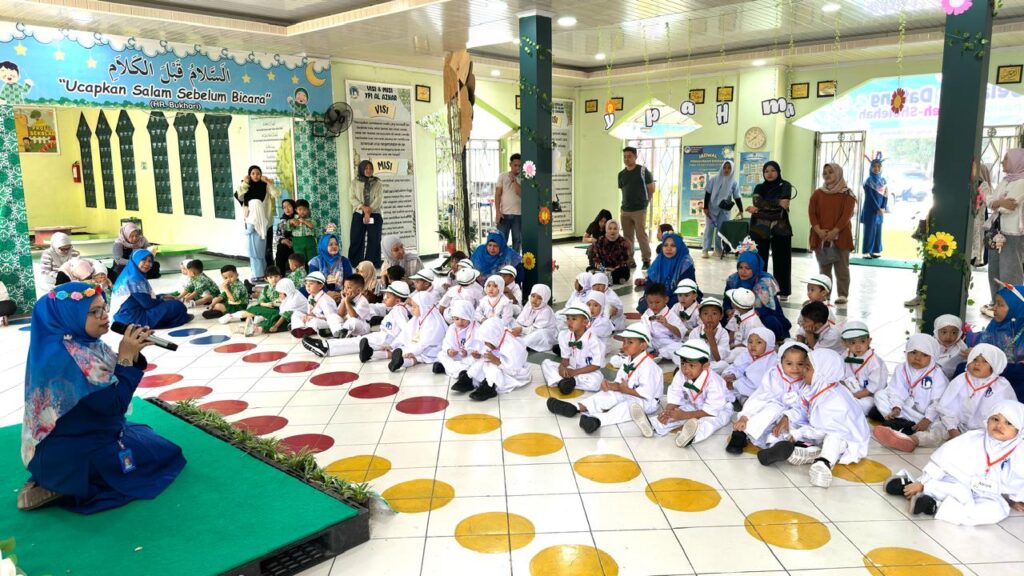 Kepala Sekolah dan jajaran pendidik TK Islam Al Azhar 12 Cikarang memberikan sambutan hangat pada acara pembukaan MPLS.
