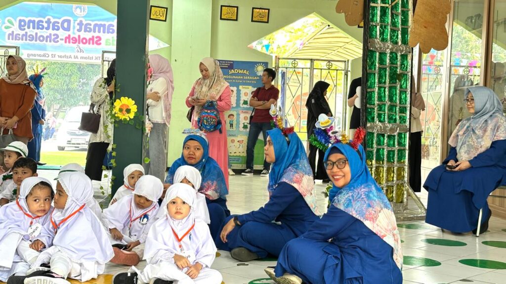 Interaksi bersama teman menjadi kesempatan bagi murid untuk belajar bekerja sama, berbagi, dan menghargai orang lain