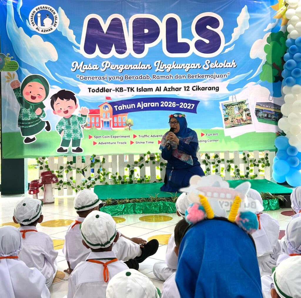 Kepala Sekolah dan jajaran pendidik TK Islam Al Azhar 12 Cikarang memberikan sambutan hangat pada acara pembukaan MPLS.