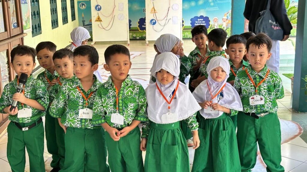 Murid TK Islam Al Azhar 12 Cikarang mengikuti kegiatan bersama dengan penuh antusias sebagai bagian dari pembelajaran yang interaktif dan menyenangkan.