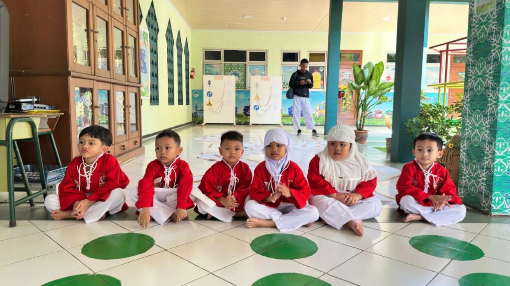 Murid TK Islam Al Azhar 12 Cikarang mengikuti kegiatan pembelajaran dalam suasana tertib, ceria, dan penuh kebersamaan di lingkungan sekolah.