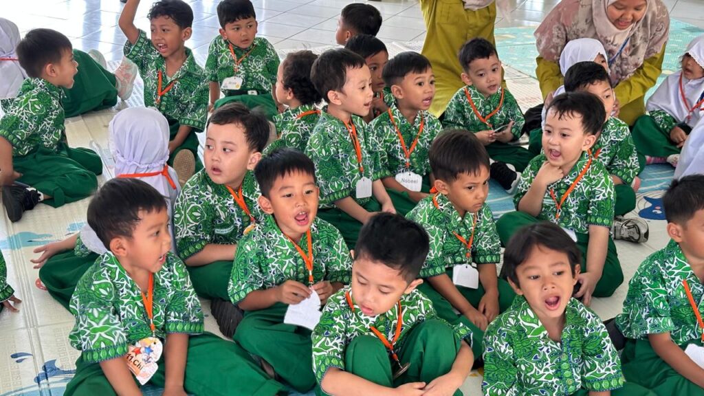 Murid antusias mengikuti instruksi guru dalam kegiatan pengenalan bahasa Inggris sejak dini.