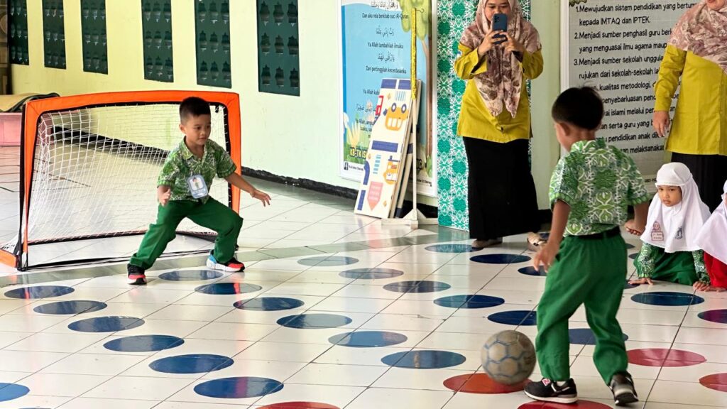 Pertunjukan Ekstrakurikuler Futsal dari Murid TKIA 12 Cikarang