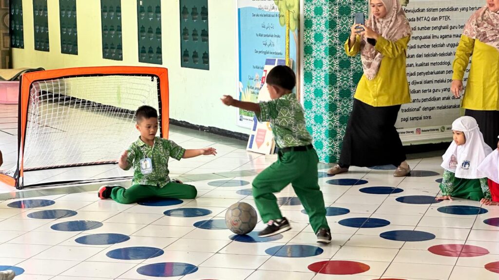 Pertunjukan Ekstrakurikuler Futsal dari Murid TKIA 12 Cikarang