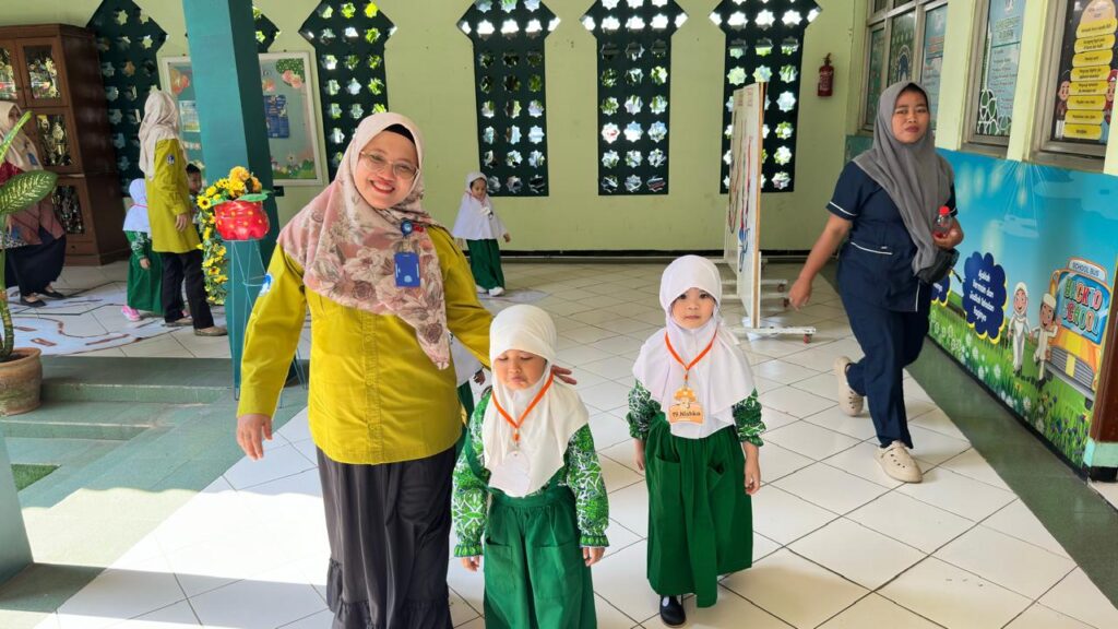 Kehadiran orang tua turut memberikan semangat bagi murid TK Islam Al Azhar 12 Cikarang saat mengikuti kegiatan