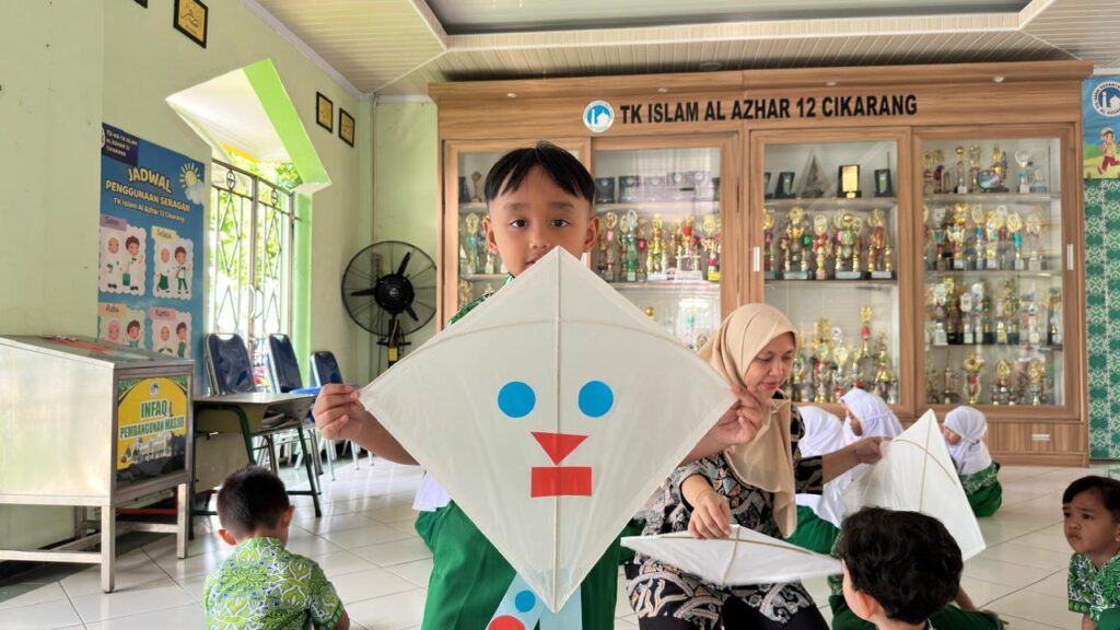 Kegiatan Hari Anak Nasional menghadirkan pengalaman belajar yang menyenangkan sekaligus melatih rasa percaya diri murid.