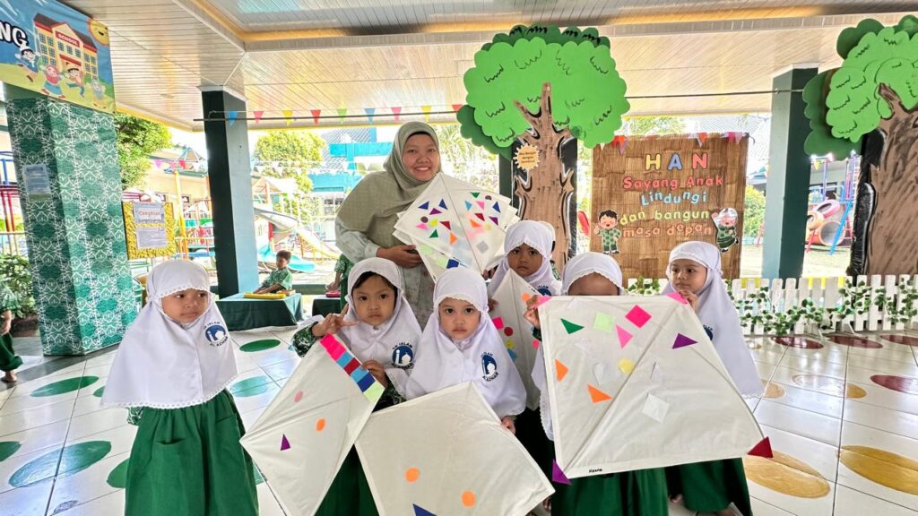 Murid kelas TK A antusias menghias layang-layang sebagai bagian dari perayaan Hari Anak Nasional di TK Islam Al Azhar 12 Cikarang.