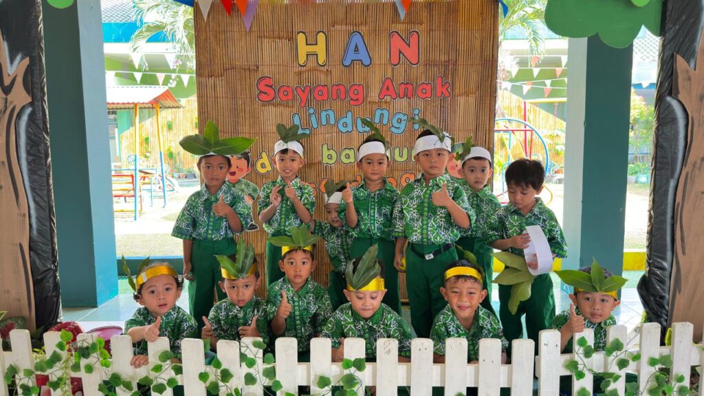 Mahkota berbahan daun mangga dan daun jambu menjadi media belajar untuk mengenalkan murid pada alam dan kreativitas.