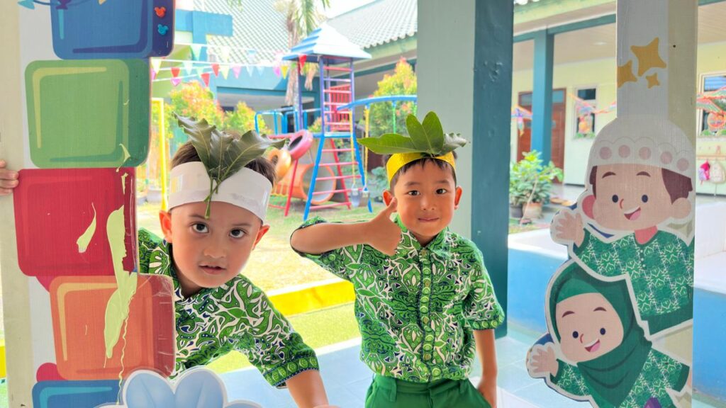 Mahkota berbahan daun mangga dan daun jambu menjadi media belajar untuk mengenalkan murid pada alam dan kreativitas.