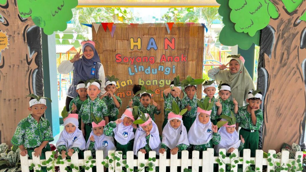 Murid TK Islam Al Azhar 12 Cikarang bersama guru mengikuti kegiatan bertema kepedulian dan perlindungan anak sebagai bagian dari pembentukan karakter sejak dini.