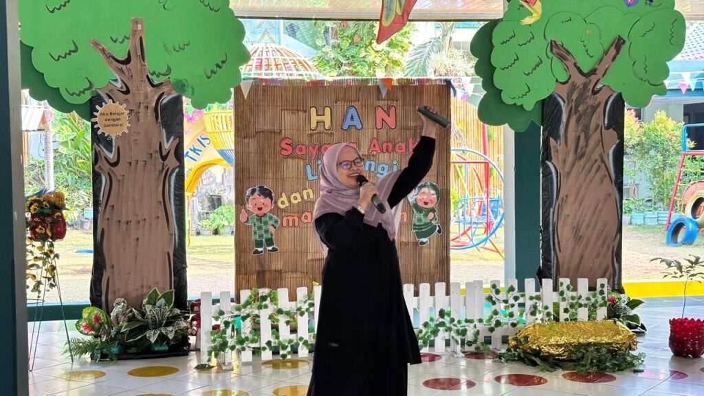Kepala Sekolah TK Islam Al Azhar 12 Cikarang, Bu Diar Setiamawarni, memberikan sambutan meriah pada Puncak Hari Anak Nasional 2026.