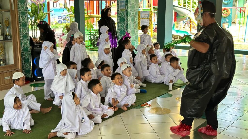 Raksasa sedang menghampiri murid TKIA 12