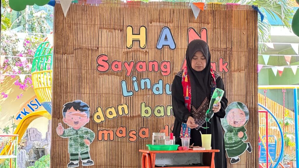 pertunjukan sains edukatif yang dibawakan oleh Bu Chairunnisa, S.Pd.