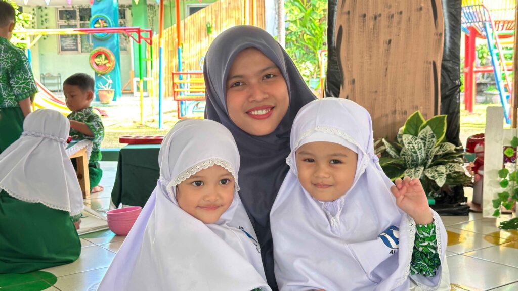 Momen kebersamaan guru dan murid TK Islam Al Azhar 12 Cikarang dalam suasana sekolah yang nyaman dan penuh keceriaan.