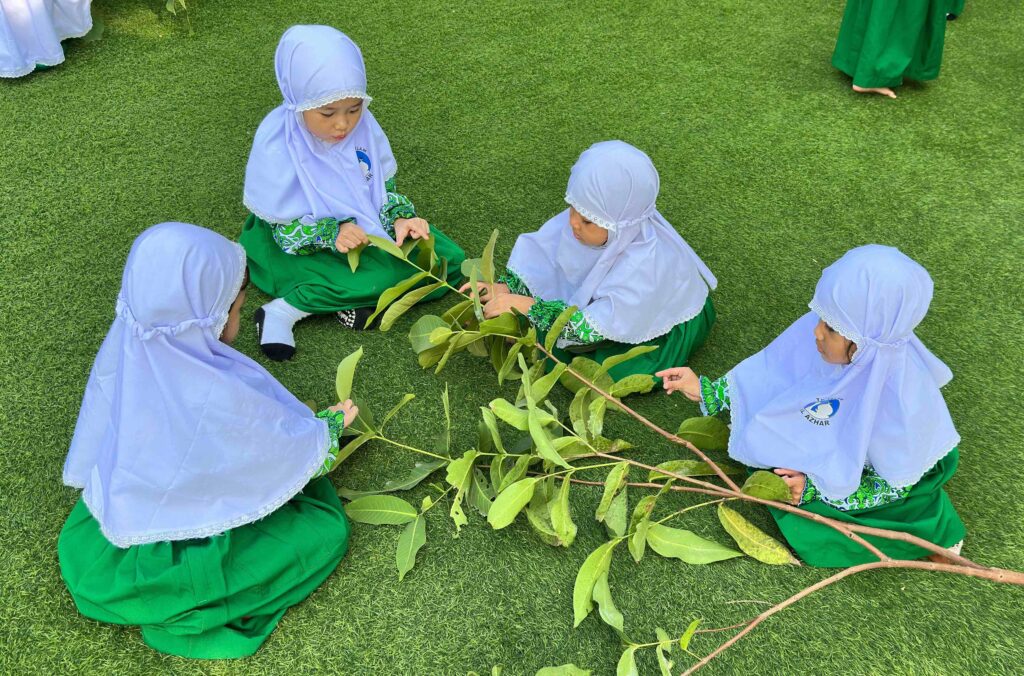 Murid TK Islam Al Azhar 12 Cikarang mengikuti kegiatan bersama dengan memanfaatkan lingkungan sekitar sebagai bagian dari proses belajar dan bermain