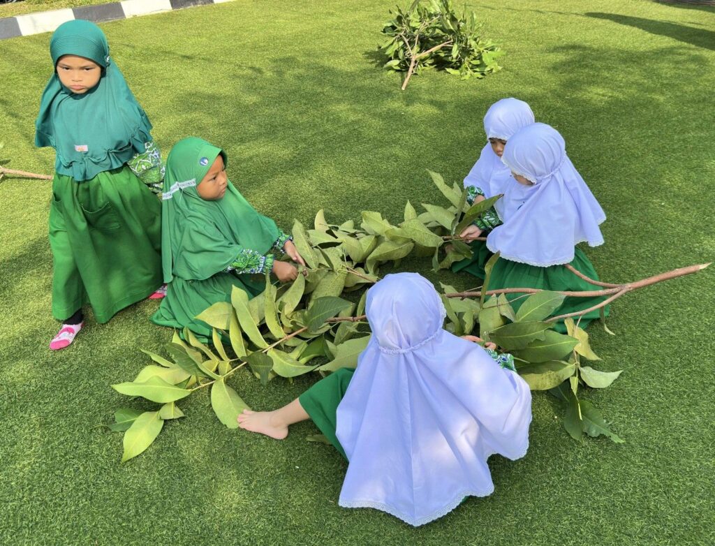 Suasana belajar di luar kelas memberikan pengalaman nyata yang menyenangkan sekaligus menumbuhkan kepedulian terhadap lingkungan.