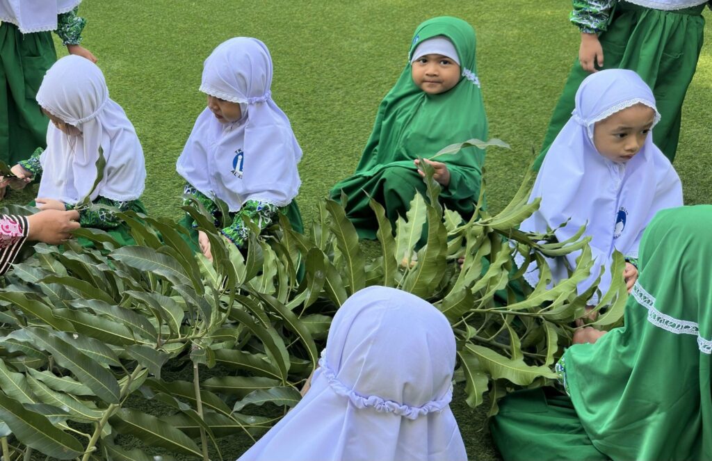Suasana belajar di luar kelas memberikan pengalaman nyata yang menyenangkan sekaligus menumbuhkan kepedulian terhadap lingkungan.