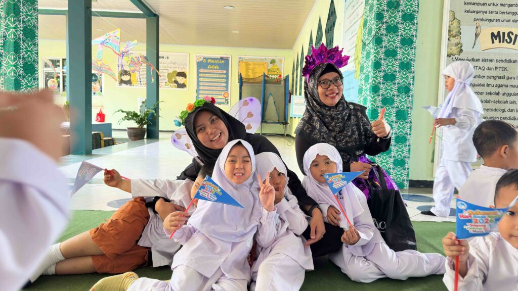 Guru mendampingi murid TK Islam Al Azhar 12 Cikarang dalam kegiatan belajar yang menyenangkan untuk membangun kebiasaan disiplin sejak dini.