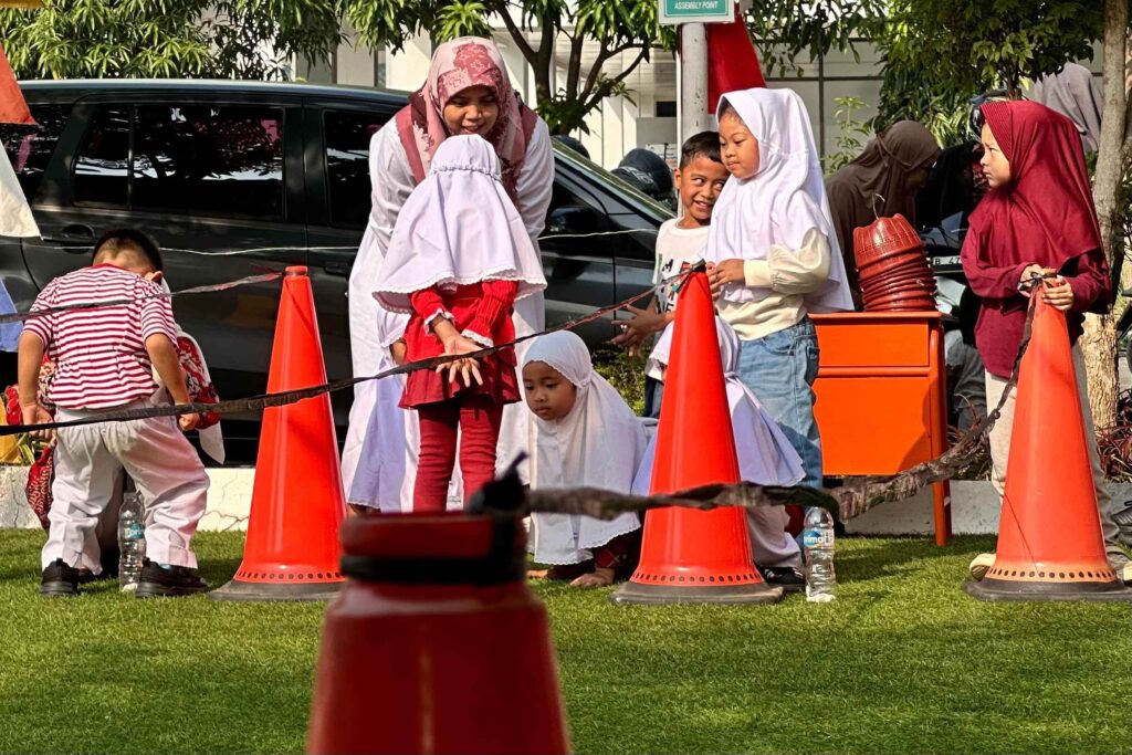 Murid TK Islam Al Azhar 12 Cikarang menikmati permainan edukatif di luar kelas sebagai bagian dari pembelajaran yang aktif, menyenangkan, dan ramah anak.