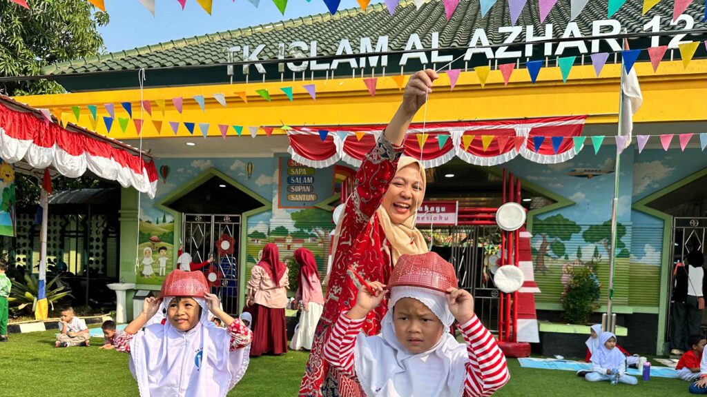Murid TK Islam Al Azhar 12 Cikarang mengikuti kegiatan sekolah dengan penuh semangat dan keceriaan bersama guru.