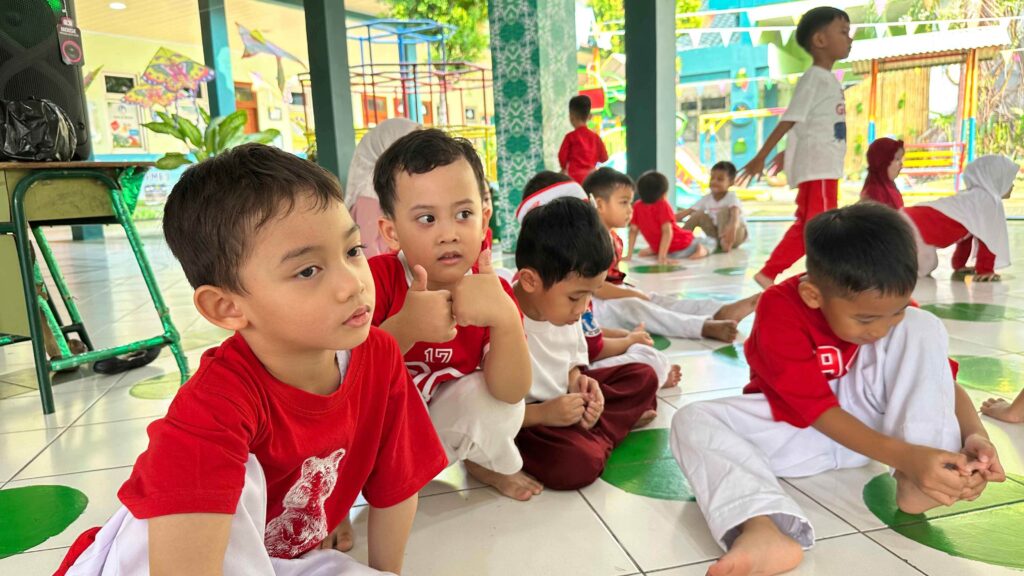 Murid TK Islam Al Azhar 12 Cikarang mengikuti lomba Bakiak dengan penuh semangat dalam rangka memeriahkan HUT RI ke-81.
