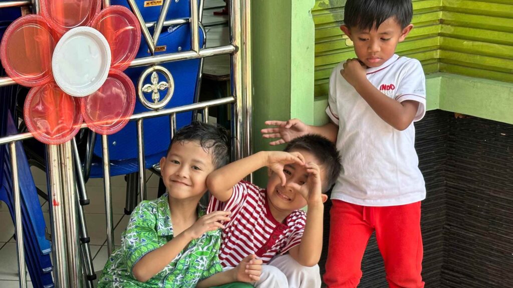 Murid TK Islam Al Azhar 12 Cikarang belajar mengikuti aturan dan menyelesaikan aktivitas bersama melalui pendekatan yang positif dan penuh kasih sayang.
