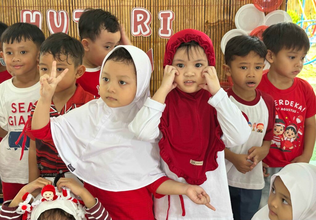 Guru TK Islam Al Azhar 12 Cikarang bersama murid dalam kegiatan pembelajaran yang interaktif dan menyenangkan di dalam kelas.