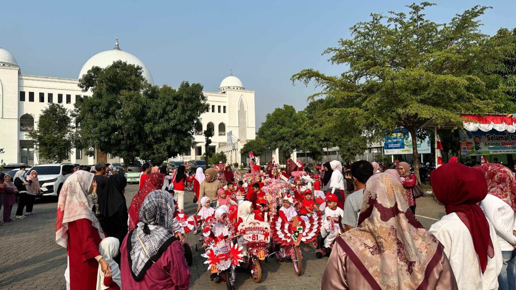 Semarak pawai sepeda hias TK Islam Al Azhar 12 Cikarang dalam rangka menyambut HUT RI ke-81.
