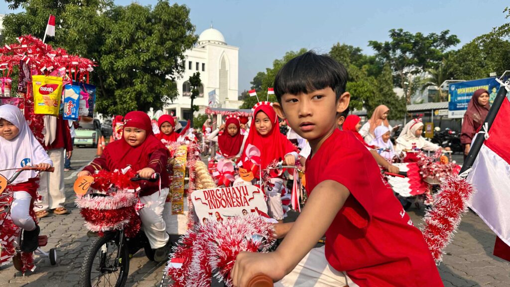 Antusiasme murid terlihat saat mengikuti pawai sepeda hias dalam semarak HUT RI ke-81.