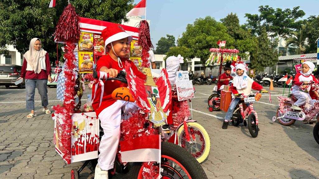 Murid menunjukkan kreativitas melalui sepeda hias bertema kemerdekaan Indonesia.