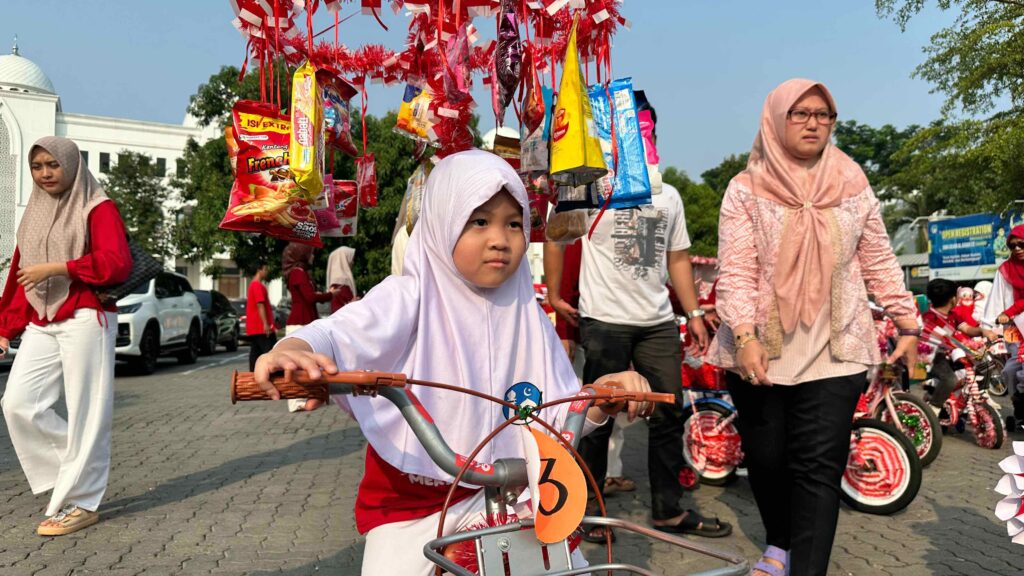 Murid menunjukkan kreativitas melalui sepeda hias bertema kemerdekaan Indonesia.