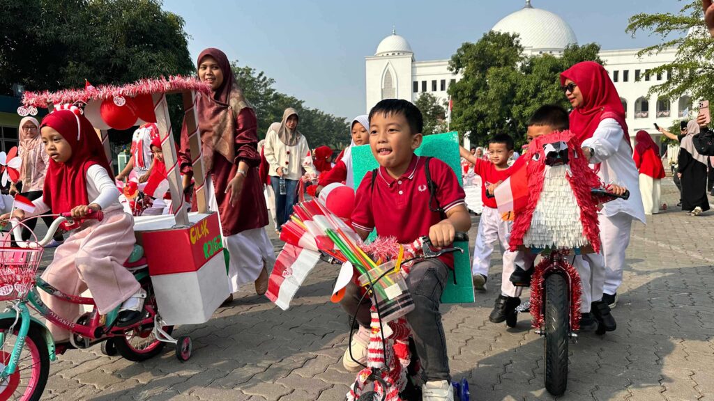 Murid bersama orang tua mengikuti kegiatan pawai HUT RI ke-81 di TK Islam Al Azhar 12 Cikarang.