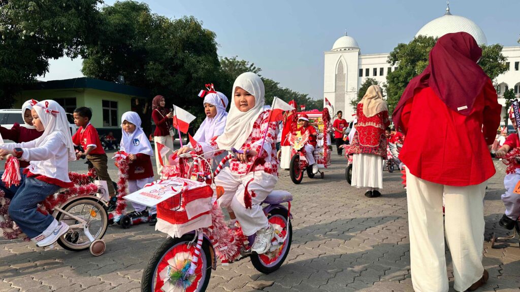 Murid bersama orang tua mengikuti kegiatan pawai HUT RI ke-81 di TK Islam Al Azhar 12 Cikarang.